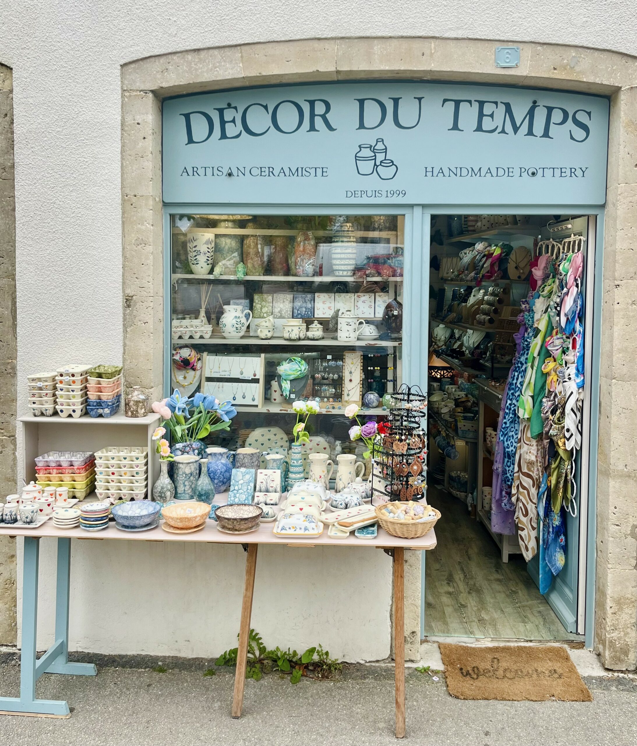 Devanture de la boutique en septembre 2025.