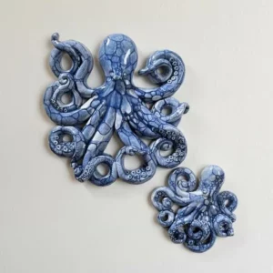 Pieuvre en céramique murale – Collection Mer & Écumes Bleu marine Pieuvre en céramique murale – Collection Mer & Écumes Bleu marine