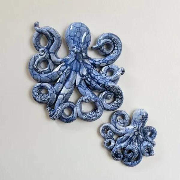 Pieuvre en céramique murale – Collection Mer & Écumes Bleu marine Pieuvre en céramique murale – Collection Mer & Écumes Bleu marine