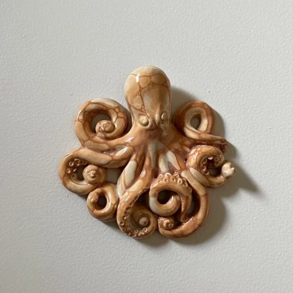 Pieuvre en céramique murale – Collection Mer & Écumes Sable Pieuvre en céramique murale – Collection Mer & Écumes Sable
